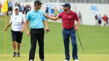 Jon Rahm y Sergio Garcia hablan tras disputar un hoyo durante su participación en el World Golf Championships-Dell Technologies Match Play.