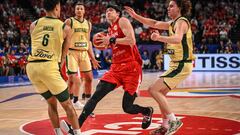 Japan's Yuta Watanabe drives to the basket during the FIBA Basketball World Cup group F match between Australia and Japan at Okinawa Arena in Okinawa on August 29, 2023. (Photo by Yuichi YAMAZAKI / AFP)