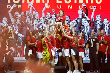 Las futbolistas de la Selección mantean a su compañera de equipo Olga Carmona.