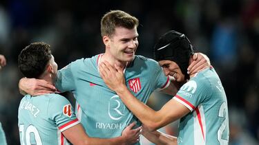 Sorloth se abraza a Juli¨¢n Alvarez y a Le Normand.