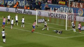 1-0. Godin anota el primer tanto.