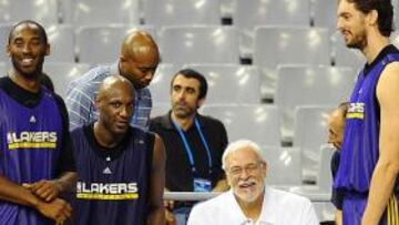 <b>GIGANTE ENTRE GIGANTES. </b>Jackson (2,03 metros) descansa su dolorida espalda entre las estrellas de sus actuales Lakers: Kobe, Odom y Gasol.
