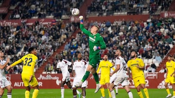 En un equipo muy ofensivo, el guardameta amarillo siempre hace paradas de m¨¦rito para conseguir que su equipo consiga puntuar. En esta ocasi¨®n, empate sin goles ante el Albacete.