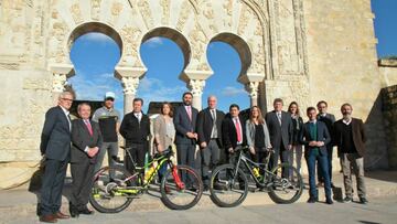 Los organizadores y las instituciones participantes en la Andalucía Bike Race posan durante la presentación de la edición de la prueba de 2018 en Medina Azahara, Córdoba.