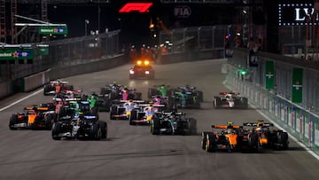 LAS VEGAS, NEVADA - NOVEMBER 22: Lando Norris of Great Britain driving the (4) McLaren MCL39 Mercedes and Max Verstappen of the Netherlands driving the (1) Oracle Red Bull Racing RB21 battle for track position at the race start during the F1 Grand Prix of Las Vegas at Las Vegas Strip Circuit on November 22, 2025 in Las Vegas, Nevada. Mark Thompson/Getty Images/AFP (Photo by Mark Thompson / GETTY IMAGES NORTH AMERICA / Getty Images via AFP)