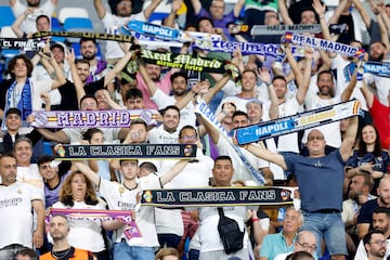 Aficionados del Real Madrid en el estadio Diego Armando Maradona en Nápoles.