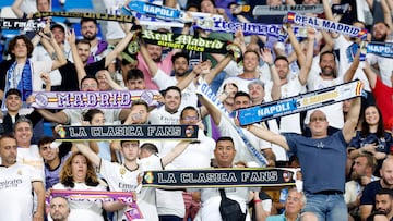 Aficionados del Real Madrid en el estadio Diego Armando Maradona en Nápoles.
