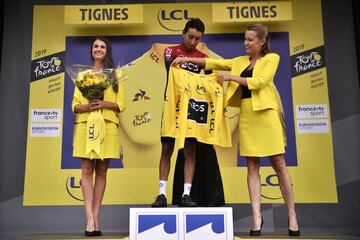 Egan Bernal se convirtió en el tercer colombiano de toda la historia en vestir el Mailot amarillo. Emotivo momento del nacido en Zipaquirá. 