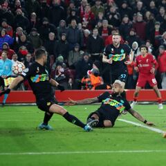 Minutos para Luis Díaz en caída, pero clasificación de Liverpool