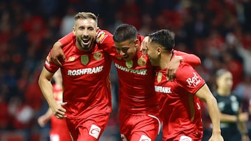 MEX2550. TOLUCA (MÉXICO), 13/09/2025.- Jugadores de Toluca celebran un gol este sábado, durante un partido del Torneo Apertura 2025 de la Liga MX entre Toluca y Puebla en el Estadio Nemesio Díez, en Toluca (México). EFE/ Felipe Gutiérrez