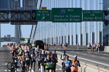 Un grupo de corredores cruza el Verrazzano Bridge durante la prueba masculina de la Maratón de Nueva York.