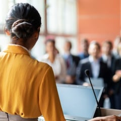 El truco sucio de un experto en oratoria para que nunca te interrumpa en una conversación