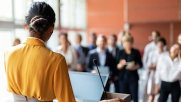 El truco sucio de un experto en oratoria para que nunca te interrumpa en una conversación