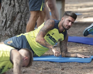 El malagueño dio el salto del Málaga al Villarreal junto a Samu Castillejo como uno de los grandes traspasos de 2015. Tras una temporada en el club amarillo se fue traspasado al Rubin Kazan. Tras un breve paso por el Leganés fichó por el Levante donde jug