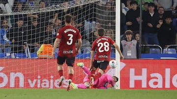 Álvaro Ferllo, portero del Deportivo, detiene un penalti contra el Mirandés en Riazor.