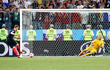 Tanda de penaltis. Ivan Rakitic marc¨® el quinto penalti que dio la clasificaci¨®n a Crocia (3-2).