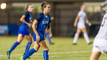 En un partido universitario de USA, Duke venció a Clemnson en su casa con un golazo desde los linderos del área, en donde la número 7 puso un efecto al balón digno de Messi o Cristiano.