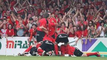 <b>MAREA ROJA. </b>Los jugadores del Mirandés celebran en Anduva, su estadio, uno de los goles de esta temporada. El campo estará lleno.