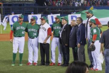 Action photo during the match Mexico vs Italia corresponding of the World Baseball Classic 2017,  in Jalisco. 

Foto durante el partido Mexico vs Italia correspondiente al Clasico Mundial de Beisbol 2017, en Jalisco, en la foto: (i-d) Oliver Perez, Fernando Valenzuela, Carlos Slim y Adrian Gonzalez


09/03/2017/MEXSPORT/Cristian de Marchena