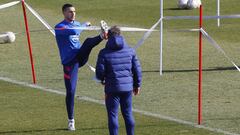 Mario Hermoso, en un entrenamiento con el Atl&eacute;tico. 