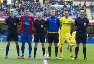 El árbitro Hernández Hernández acompañado de sus asistentes Sobrino Magán y Naranjo Pérez, el cuarto árbitro Pulido Santana y los capitanes David Navarro y Bruno Soriano.