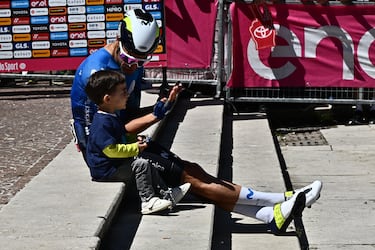 Olav Kooij consigue su primer triunfo en el Giro en un final trepidante en Nápoles