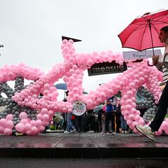 Una gran bici de globos rosas en la salida de Atripalda