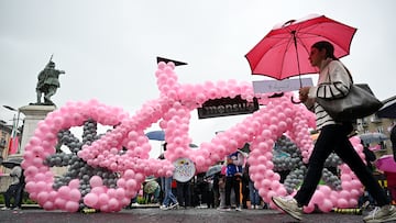 Una gran bici de globos rosas en la salida de Atripalda