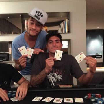 Neymar ganó una mano de póker.