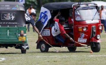 Jugadores de 'Tuk Tuk', juego de polo con vehículos de tres ruedas.