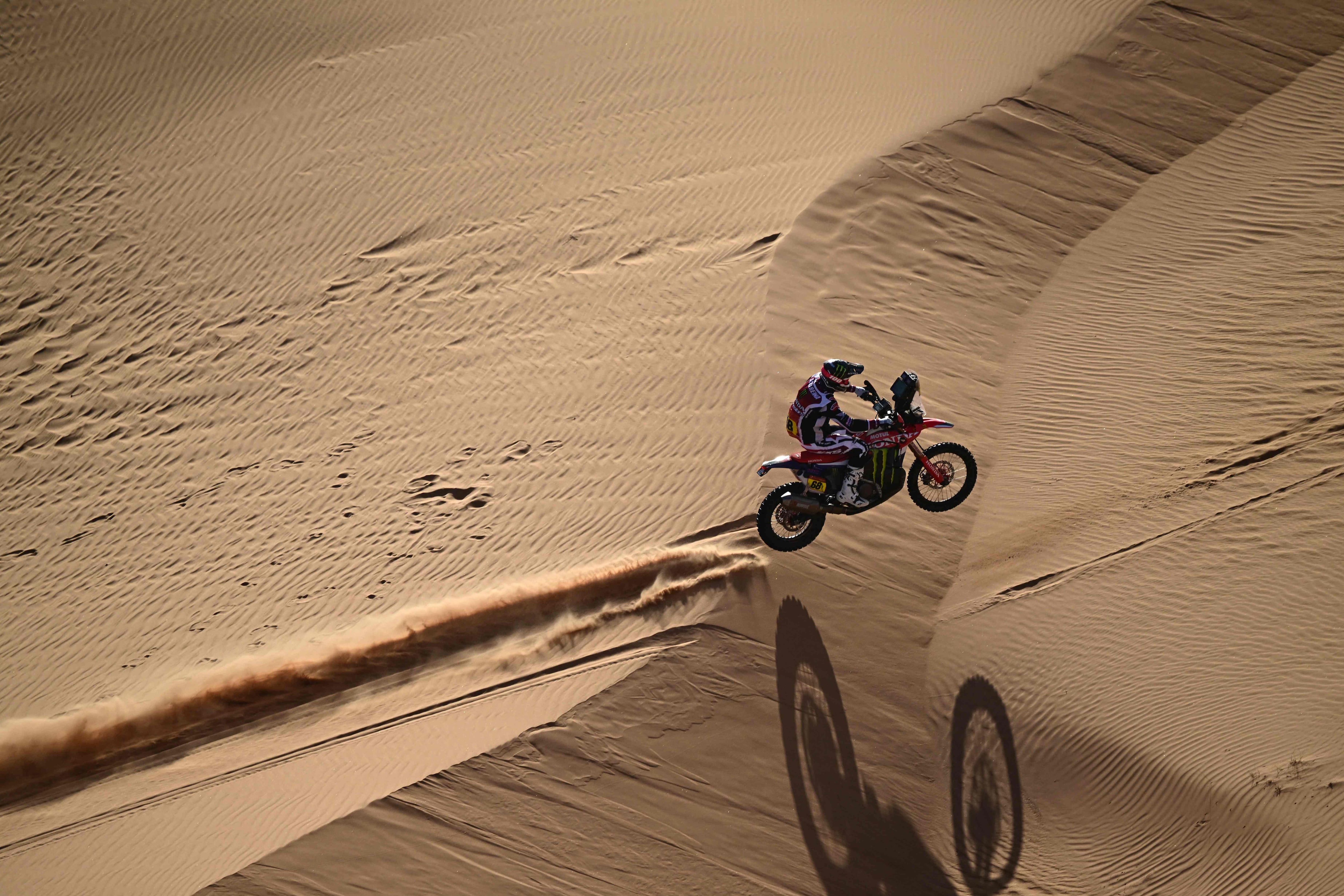 Spanish rider Tosha Schareina competes with a Honda Crf 450 in the Stage 6 of the 48th edition of the Dakar Rally 2026, between Hail and Riyadh, Saudi Arabia, on January 9, 2026. (Photo by Giuseppe CACACE / AFP)