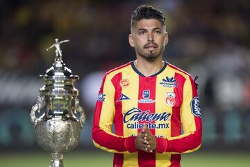 El oriundo de La Piedad, debutó con el equipo de su ciudad en 1997, sin embargo, es más recordado por sus actuaciones con Monarcas Morelia, equipo donde militó en 4 periodos distintos. En 2006 jugando para el Toluca, disputó la final contra Chivas, equipo donde jugaba su hermano Ramón.