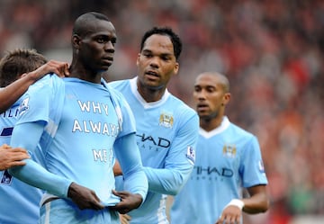 Mario Balotelli se levanta la camiseta del Manchester City tras anotar un gol en la que se puede leer "Why Always Me?".