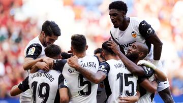 Los jugadores del Valencia celebran uno de sus cuatro goles. 