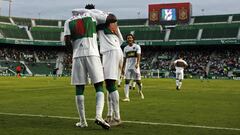 Jugadores del Elche celebran un gol.