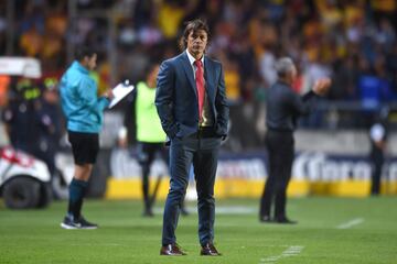 Después de conseguir cinco títulos con el equipo de Guadalajara, incluido su reciente triunfo en la Liga de Campeones de Concacaf, Chivas buscó su salida de manera sorpresiva, misma que provocó con sus malos tratos con el entrenador argentino.