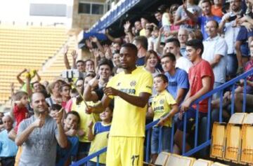 El Villarreal presenta a Bakambu como nuevo jugador.