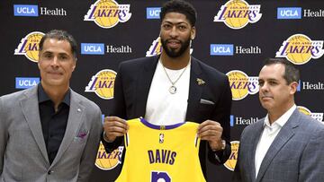 EL SEGUNDO, CALIFORNIA - JULY 13: Anthony Davis (C) is introduced as the newest player of the Los Angeles Lakers during a press conference with general manager Rob Pelinka and head coach Frank Vogel (R) at UCLA Health Training Center on July 13, 2019 in El Segundo, California. NOTE TO USER: User expressly acknowledges and agrees that, by downloading and/or using this Photograph, user is consenting to the terms and conditions of the Getty Images License Agreement. Kevork Djansezian/Getty Images/AFP
== FOR NEWSPAPERS, INTERNET, TELCOS & TELEVISION USE ONLY ==