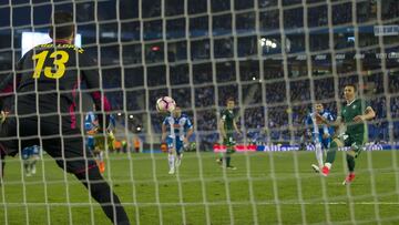 Diego L&oacute;pez ante Rub&eacute;n Castro, en el Espanyol-Betis de la temporada 2016-17.