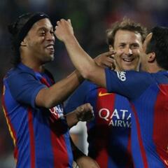 Ronaldinho le da el Clásico de las leyendas al Barça