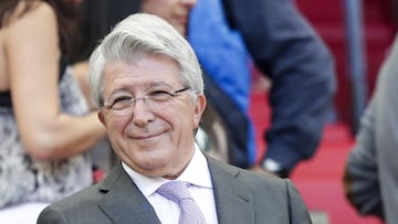 Cerezo, presidente del Atl&eacute;tico de Madrid, durante un partido con del equipo.