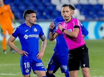 El árbitro Sánchez Martínez junto a Arambarri.