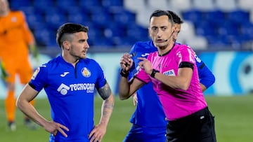 El árbitro Sánchez Martínez junto a Arambarri.