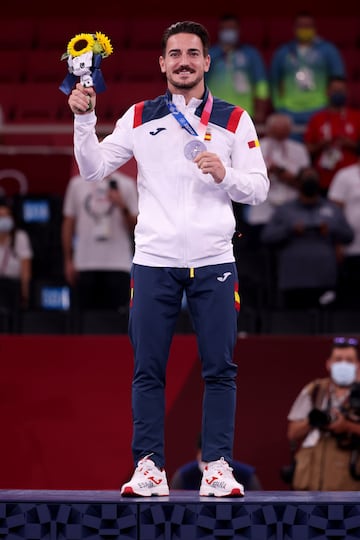 Dami¨¢n Quintero posa con la medalla de plata para Karate Kata Masculino