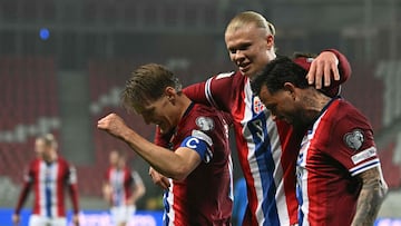 Norway's forward #09 Erling Braut Haland (C) celebrates with teammates scoring his side's fourth goal during the 2026 World Cup Group I qualifier football match between Israel and Norway, in Debrecen, Hungary, on March 25, 2025. (Photo by Attila KISBENEDEK / AFP)