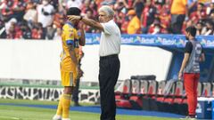 Ricardo Ferretti y Javier Aquino durante un partido de Tigres