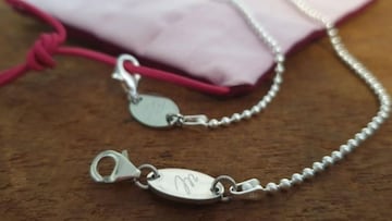 Colgantes y cadenas para mascarillas: ¿es seguro llevar colgada la mascarilla?