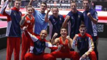 Los integrantes del equipo espa&ntilde;ol de gimnasia tras conocer los resultados de los jueces durante las pruebas clasificatorias de los Mundiales de Glasgow, Reino Unido hoy 26 de octubre de 2015.