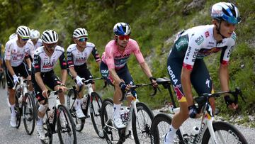 Pink Jersey Red Bull-Bora-Hansgrohe's Slovenian rider Primoz Roglic rides during the 8th stage of the 108th Giro d'Italia cycling race of 197kms from Giulianova to Castelraimondo on May 17, 2025. (Photo by Luca Bettini / AFP)