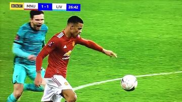 Robertson en el momento en que grita a Mason Greenwood cuando va a marcar el gol del empate.